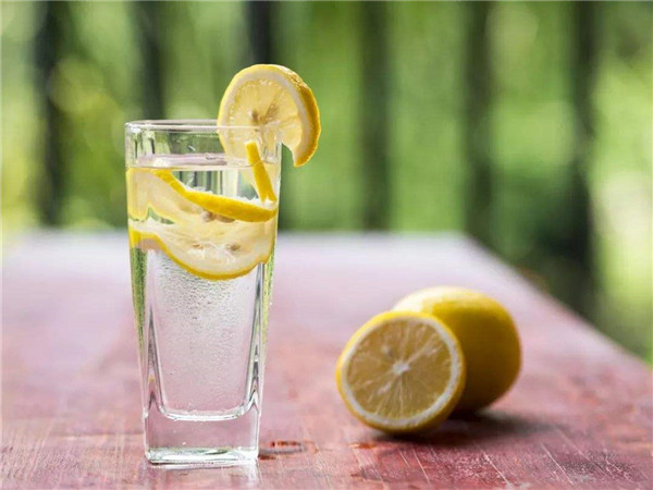 长期喝柠檬水的好处和坏处