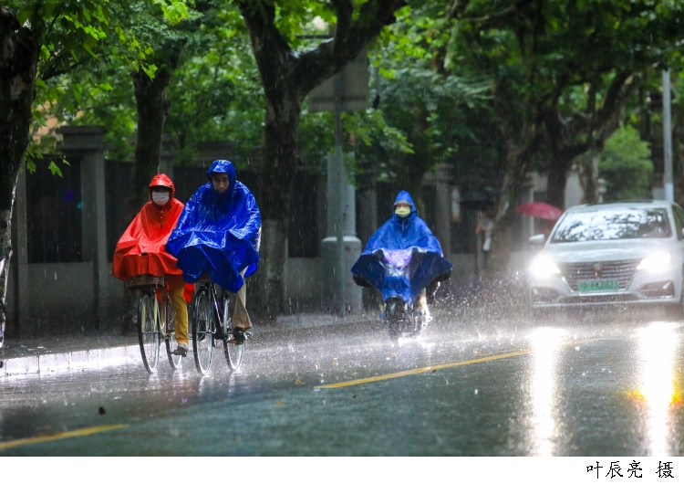 梅雨季节可以用电风扇除湿原理