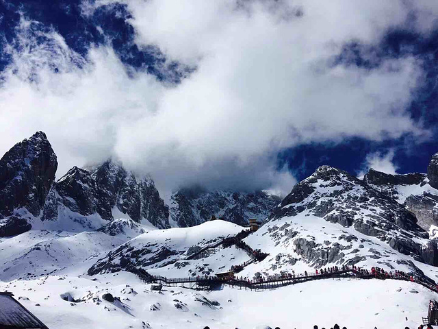 爬玉龙雪山需要准备哪些东西 (爬玉龙雪山需要多久 玉龙雪山可以徒步上去吗)