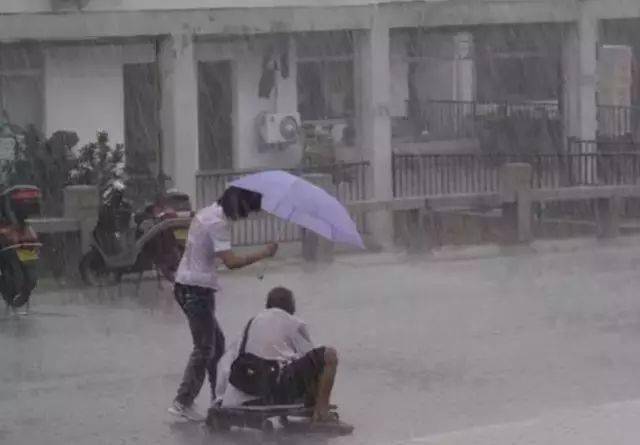 被雨淋湿之后怎么办 淋雨对身体有什么影响