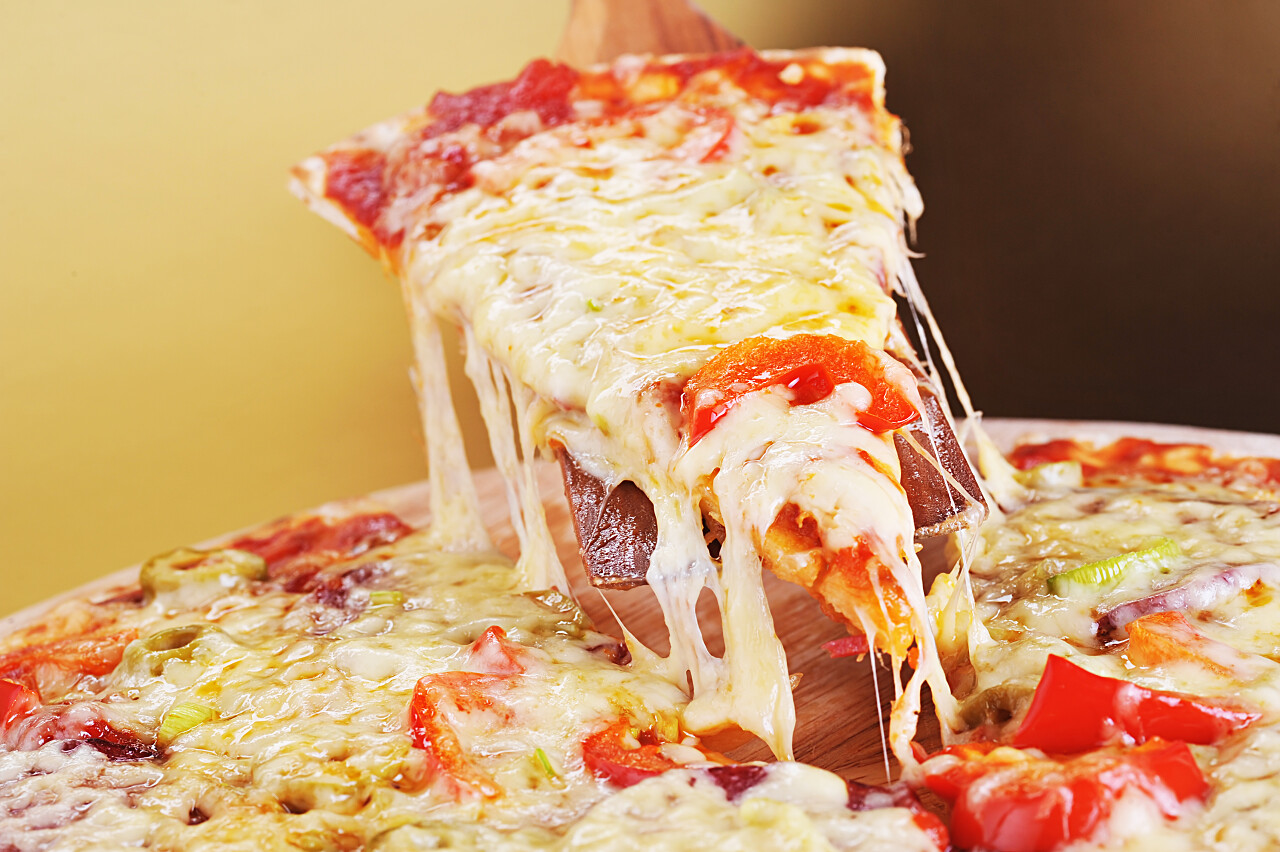 披萨拉丝的物品是奶酪还是芝士 披萨中拉丝是什么物品