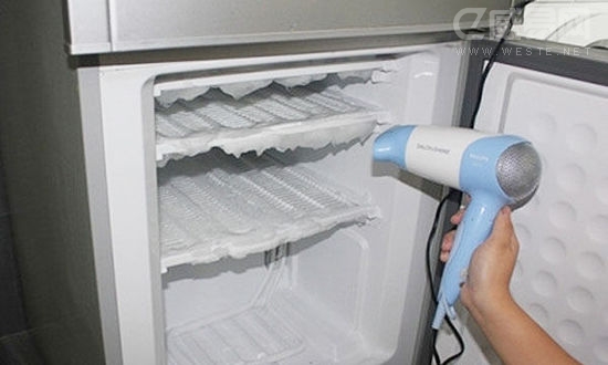 冰箱结冰除冰后通电响声是坏了么